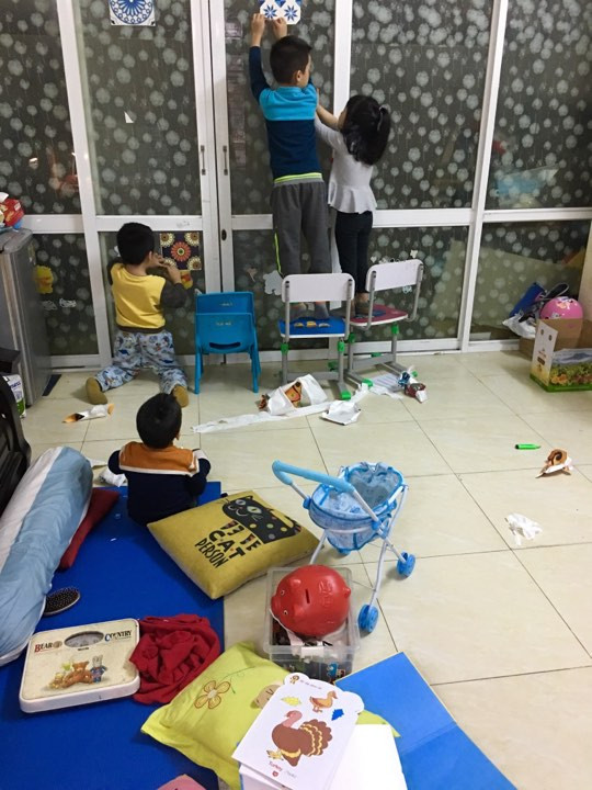 Chấp nhận nhà bừa bãi vì biến thành phòng chơi, phòng học cho trẻ. Ảnh: Chị Ngọc Yến cung cấp