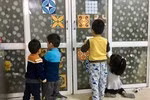 Các gia đình tập trung trẻ lại, phụ huynh thay nhau xin nghỉ làm để trông coi. Ảnh: Chị Ngọc Yến cung cấp
