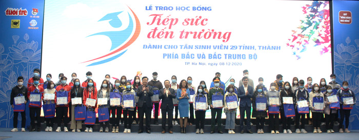 Các đại biểu trao học bổng cho các tân sinh viên có hoàn cảnh khó khăn vươn lên trong học tập (ảnh: Trung Dũng)