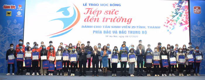 Các đại biểu trao học bổng cho các tân sinh viên có hoàn cảnh khó khăn vươn lên trong học tập (ảnh: Trung Dũng)