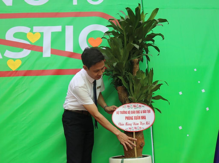 Bộ trưởng Bộ Giáo dục và Đào tạo Phùng Xuân Nhạ gửi tặng nhà trường một cây xanh trong ngày lễ khai giảng. Ảnh: Đỗ Thơm Bộ trưởng Bộ Giáo dục và Đào tạo Phùng Xuân Nhạ gửi tặng nhà trường một cây xanh trong ngày lễ khai giảng. Ảnh: Đỗ Thơm