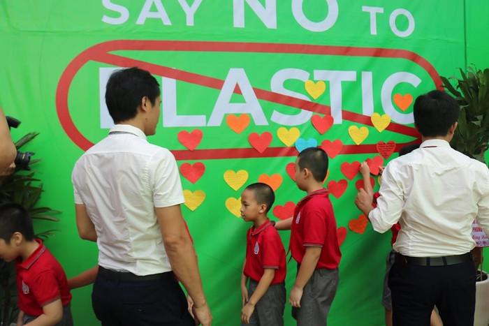 Học sinh và giáo viên Hệ thống Trường Liên cấp Lê Quý Đôn cùng truyền tải thông điệp bảo vệ môi trường, hạn chế rác thải nhựa cho một năm học xanh. Ảnh: Đỗ Thơm Học sinh và giáo viên Hệ thống Trường Liên cấp Lê Quý Đôn cùng truyền tải thông điệp bảo vệ môi trường, hạn chế rác thải nhựa cho một năm học xanh. Ảnh: Đỗ Thơm