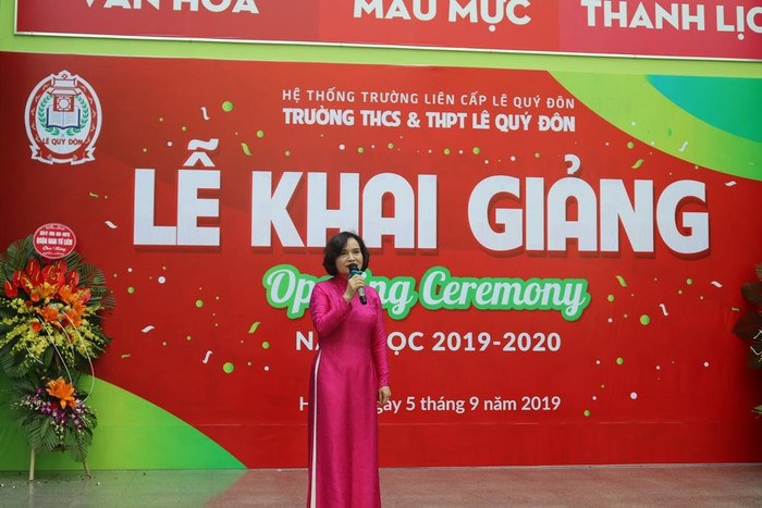 Bà Đồng Thị Lan, Chủ tịch Hội đồng Quản trị Hệ thống Trường liên cấp Lê Quý Đôn chúc các con học sinh hạnh phúc ở ngôi trường Lê Quý Đôn và hạnh phúc ở gia đình mình. Ảnh: Đỗ Thơm Bà Đồng Thị Lan, Chủ tịch Hội đồng Quản trị Hệ thống Trường liên cấp Lê Quý Đôn chúc các con học sinh hạnh phúc ở ngôi trường Lê Quý Đôn và hạnh phúc ở gia đình mình. Ảnh: Đỗ Thơm