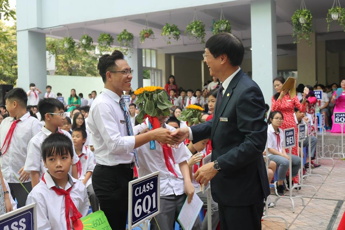 Thầy Nguyễn Quốc Bình - Hiệu trưởng Trường Trung học cơ sở và Trung học phổ thông Lê Quý Đôn tặng hoa chào đón thầy và trò học sinh đầu cấp. Ảnh: Đỗ Thơm Thầy Nguyễn Quốc Bình - Hiệu trưởng Trường Trung học cơ sở và Trung học phổ thông Lê Quý Đôn tặng hoa chào đón thầy và trò học sinh đầu cấp. Ảnh: Đỗ Thơm