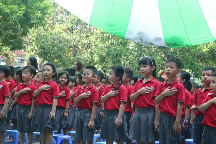 Học sinh Trường Tiểu học Lê Quý Đôn hát Quốc ca trong lễ khai giảng. Ảnh: Đỗ Thơm Học sinh Trường Tiểu học Lê Quý Đôn hát Quốc ca trong lễ khai giảng. Ảnh: Đỗ Thơm