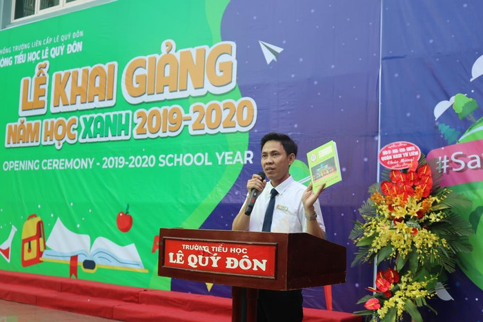 Thầy Tạ Như Việt - Hiệu trưởng Trường tiểu học Lê Quý Đôn cho biết, toàn bộ vở học sinh trong trường sẽ không bọc ni lông. Ảnh: Đỗ Thơm Thầy Tạ Như Việt - Hiệu trưởng Trường tiểu học Lê Quý Đôn cho biết, toàn bộ vở học sinh trong trường sẽ không bọc ni lông. Ảnh: Đỗ Thơm