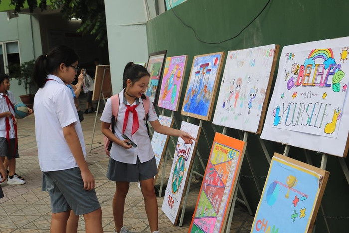 Các bạn học sinh Trường Trung học cơ sở và Trung học phổ thông Lê Quý Đôn vẽ tranh truyền tải các thông điệp, mục tiêu của lớp mình trong năm học mới. Ảnh: Đỗ Thơm Các bạn học sinh Trường Trung học cơ sở và Trung học phổ thông Lê Quý Đôn vẽ tranh truyền tải các thông điệp, mục tiêu của lớp mình trong năm học mới. Ảnh: Đỗ Thơm