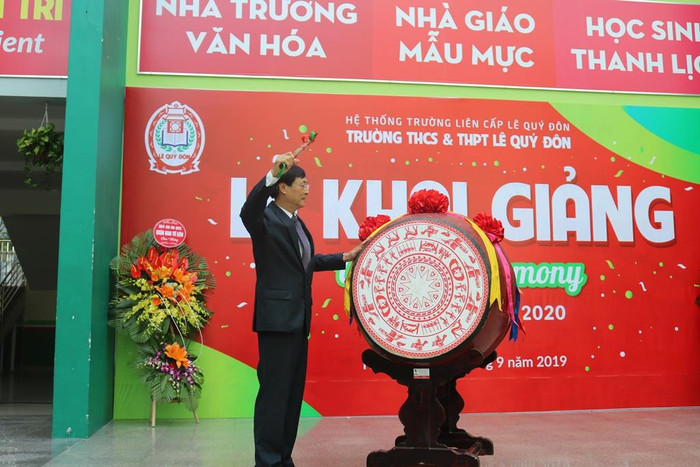 Thầy Nguyễn Quốc Bình - Hiệu trưởng Trường Trung học cơ sở và Trung học phổ thông Lê Quý Đôn đánh trống khai giảng một năm học mới. Ảnh: Đỗ Thơm Thầy Nguyễn Quốc Bình - Hiệu trưởng Trường Trung học cơ sở và Trung học phổ thông Lê Quý Đôn đánh trống khai giảng một năm học mới. Ảnh: Đỗ Thơm