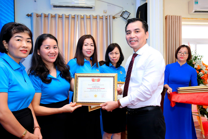 Ông Lê Đình Hùng trao tặng bằng khen cho đại diện tập thể, cá nhân có thành tích tiêu biểu. EC9A4588.JPG