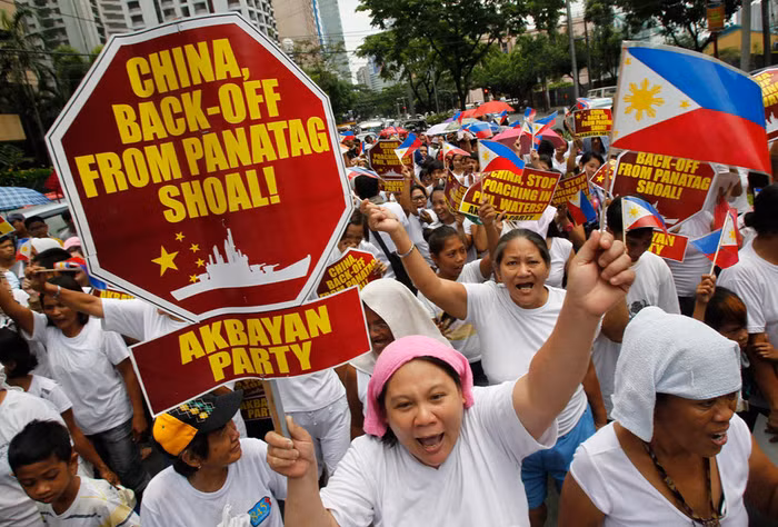 Những cuộc biểu tình phản đối nhà cầm quyền Trung Quốc của người dân Philippines hoàn toàn có thể bị các đảng phái chính trị lợi dụng để chỉ trích chính phủ, nhưng điều đó đã không xảy ra khi chính phủ Philippines của Tổng thống Aquino tôn trọng quyền hiến định của người dân