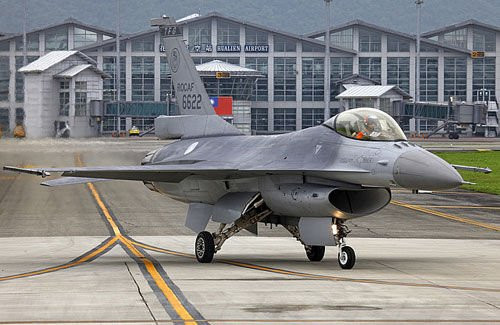 Chiến đấu cơ F-16A/B tại một căn cứ không quân Đài Loan Chiến đấu cơ F-16A/B tại một căn cứ không quân Đài Loan