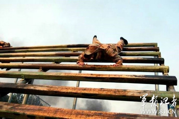 Chỉ được dùng tay leo lên những bậc thang cao dựng đứng