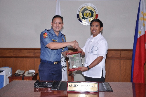 Cảnh sát trưởng thành phố Makati (trái) phải điều trên 150 quân đến lãnh sự quán Trung Quốc để đảm bảo an ninh do lo ngại xảy ra các tình huống ngoài kiểm soát