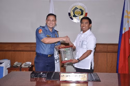 Cảnh sát trưởng thành phố Makati (trái) phải điều trên 150 quân đến lãnh sự quán Trung Quốc để đảm bảo an ninh do lo ngại xảy ra các tình huống ngoài kiểm soát