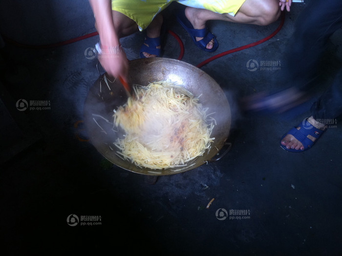 Tự nấu ăn, thực đơn mỗi bữa hai món, trưa khoai tây - cải thảo xào, tối cải thảo - khoai tây xào Tự nấu ăn, thực đơn mỗi bữa hai món, trưa khoai tây - cải thảo xào, tối cải thảo - khoai tây xào