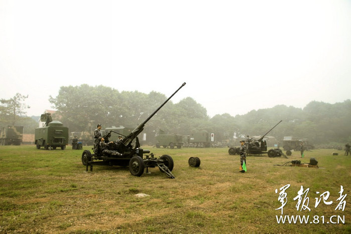 Các khẩu đội pháo tập trung trên thao trường bãi tập Các khẩu đội pháo tập trung trên thao trường bãi tập