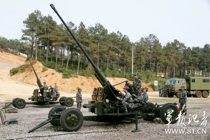 Khẩu đội pháo chuẩn bị thực hành động tác Khẩu đội pháo chuẩn bị thực hành động tác