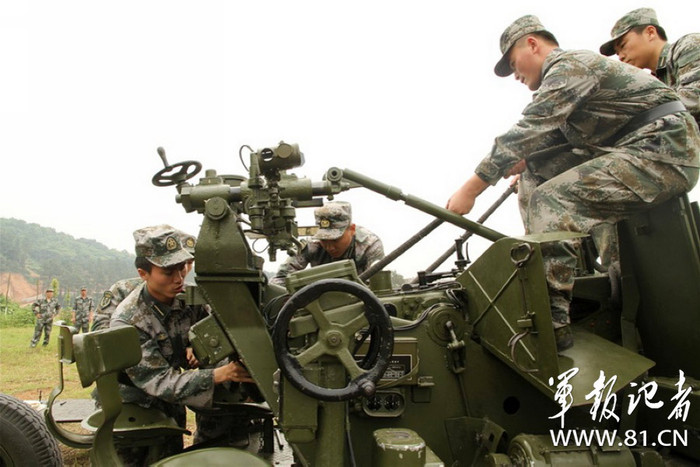 Thao tác với khí tài quân sự Thao tác với khí tài quân sự