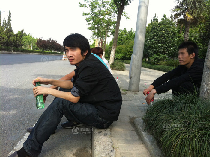 Lý, một thanh niên đến từ Sơn Tây chuẩn bị lên bàn mổ bán thận để lấy tiền trả khoản vay nợ lãi Lý, một thanh niên đến từ Sơn Tây chuẩn bị lên bàn mổ bán thận để lấy tiền trả khoản vay nợ lãi