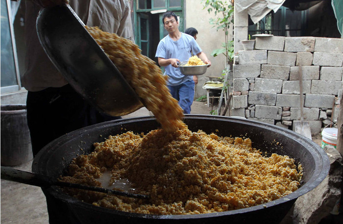 Những công việc tay chân này không cần đến trình độ "cử nhân chính quy" bốn, năm năm ăn học mới làm được Những công việc tay chân này không cần đến trình độ "cử nhân chính quy" bốn, năm năm ăn học mới làm được