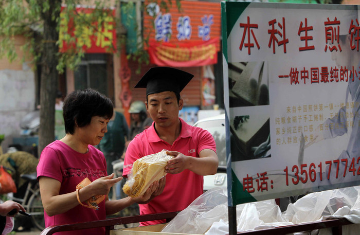 Biển quảng cáo "bánh đa cử nhân chuyên khoa" dán ngay trên chiếc xe lôi bán hàng Biển quảng cáo "bánh đa cử nhân chuyên khoa" dán ngay trên chiếc xe lôi bán hàng