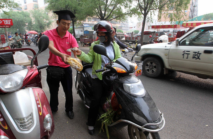 Dương Ngọc Long đội mũ cử nhân bán bánh đa dạo Dương Ngọc Long đội mũ cử nhân bán bánh đa dạo