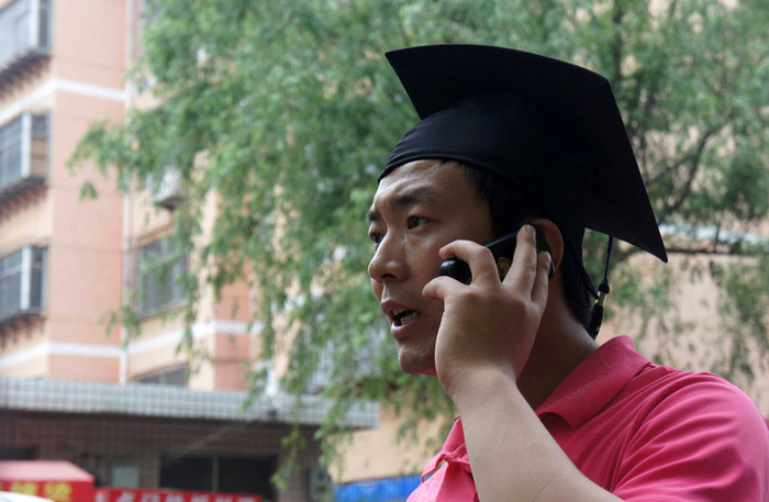 Đành mang mũ áo cử nhân ra làm thương hiệu bán bánh đa Đành mang mũ áo cử nhân ra làm thương hiệu bán bánh đa