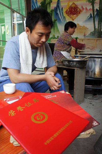 Bằng tốt nghiệp, các loại chứng chỉ giờ nằm một chỗ nào đó trong góc hòm, phóng viên đến mới có dịp lôi ra Bằng tốt nghiệp, các loại chứng chỉ giờ nằm một chỗ nào đó trong góc hòm, phóng viên đến mới có dịp lôi ra