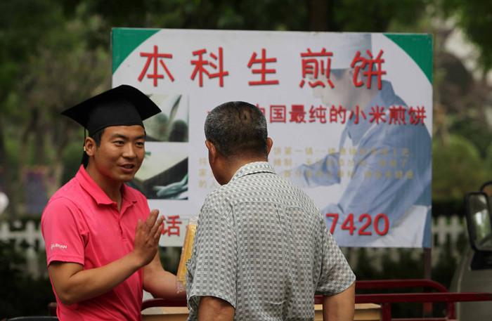 Tấm bằng "cử nhân chính quy" không giúp ích gì trong việc tìm kiếm một chỗ làm ở thành thị Tấm bằng "cử nhân chính quy" không giúp ích gì trong việc tìm kiếm một chỗ làm ở thành thị