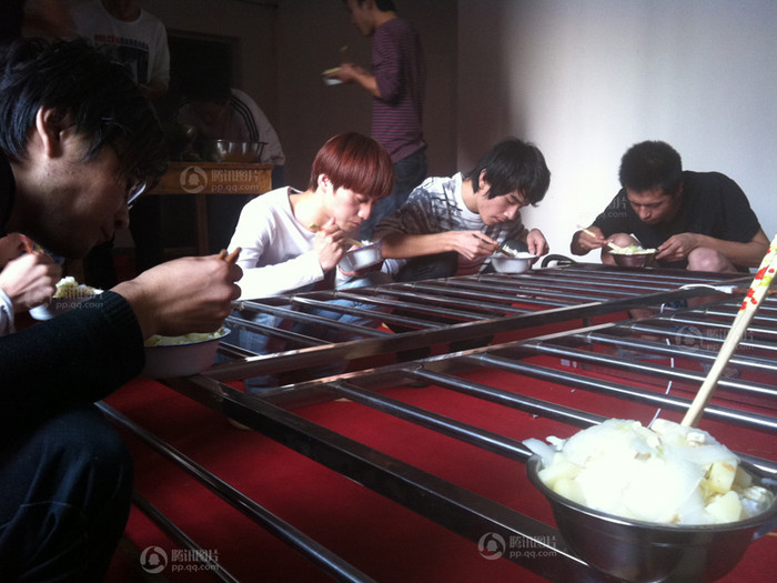 Bữa trưa đạm bạc của những người bán thận với giá "cắt cổ", 40 tệ/ngày chỉ có 2 món rau Bữa trưa đạm bạc của những người bán thận với giá "cắt cổ", 40 tệ/ngày chỉ có 2 món rau