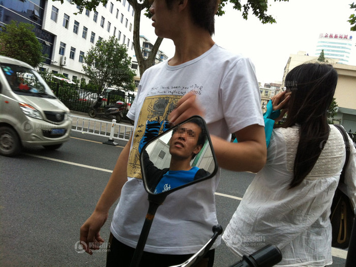 Một số thanh niên 9x tranh thủ dạo phố, nhìn bề ngoài không ai nghĩ rằng họ cần tiền bán thận Một số thanh niên 9x tranh thủ dạo phố, nhìn bề ngoài không ai nghĩ rằng họ cần tiền bán thận