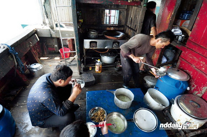 Sinh hoạt của ngư dân Trung Quốc trên các tàu cá Sinh hoạt của ngư dân Trung Quốc trên các tàu cá