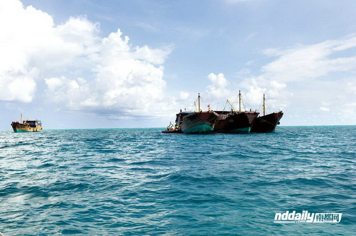 Phóng viên Trung Quốc đi xuồng nhỏ trên vùng biển bãi Scarborough Phóng viên Trung Quốc đi xuồng nhỏ trên vùng biển bãi Scarborough