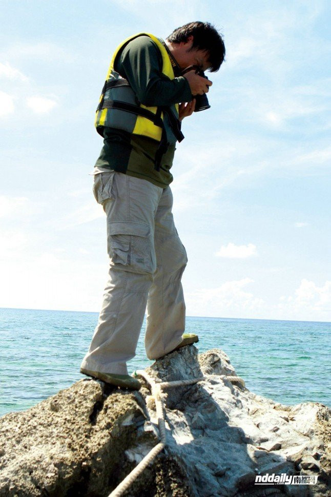 Phóng viên tờ Nam phương đô thị (Trung Quốc) chụp ảnh trên một mỏm đá khi thủy triều rút để "đánh dấu lãnh địa" Phóng viên tờ Nam phương đô thị (Trung Quốc) chụp ảnh trên một mỏm đá khi thủy triều rút để "đánh dấu lãnh địa"