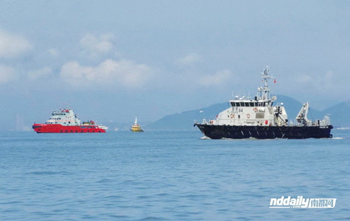 Tàu Ngư chính 310 "lượn quanh" bãi Scarborough trong bán kính 2 hải lý "bảo vệ" tàu cá Trung Quốc Tàu Ngư chính 310 "lượn quanh" bãi Scarborough trong bán kính 2 hải lý "bảo vệ" tàu cá Trung Quốc