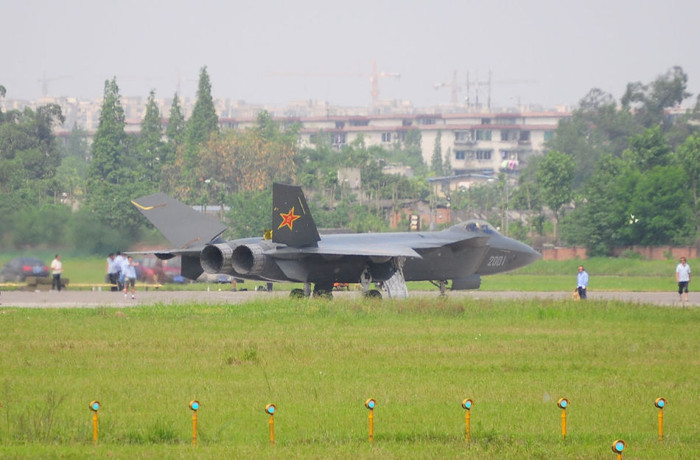 J-20 trên đường băng nhìn từ xa
