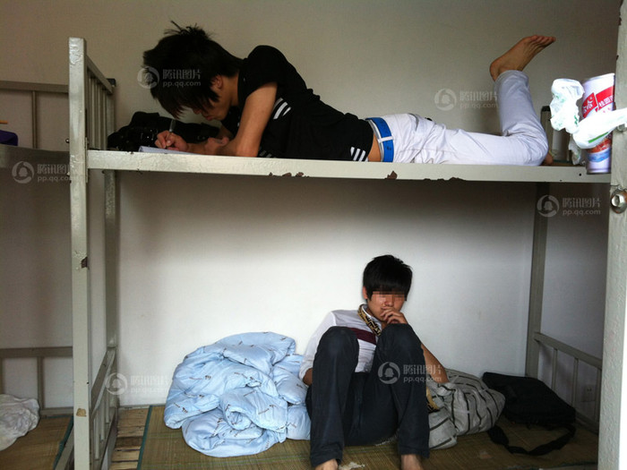 Đường (nằm trên), Phùng (ngồi dưới), hai sinh viên sinh năm 1991 cũng đi bán thận Đường (nằm trên), Phùng (ngồi dưới), hai sinh viên sinh năm 1991 cũng đi bán thận