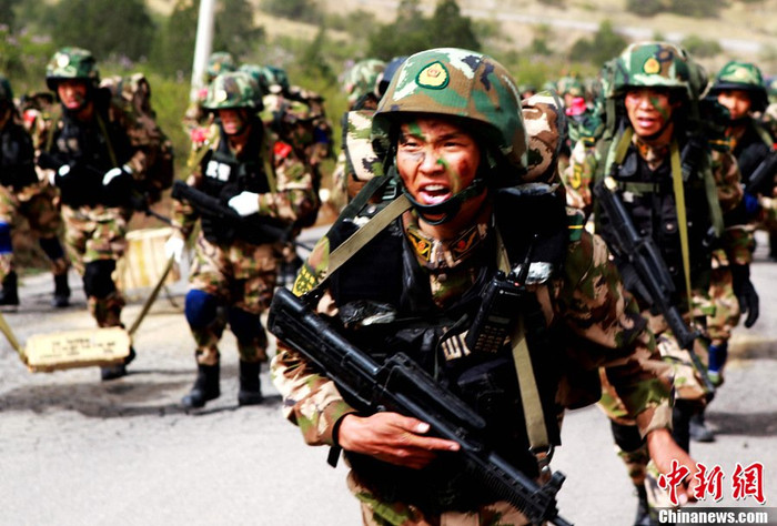 Mỗi binh sĩ mang theo súng ống, đạn dược và tư trang trên vai, tổng trọng lượng 30 kg hành quân 180 km đường rừng Mỗi binh sĩ mang theo súng ống, đạn dược và tư trang trên vai, tổng trọng lượng 30 kg hành quân 180 km đường rừng