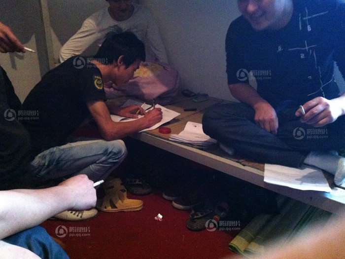 Xét nghiệm xong, mỗi người bán thận phải ký vào bản hợp đồng "hiến thận có bồi thường". Giá bình quân 1 quả thận trên thị trường "chợ đen" Trung Quốc từ 200 đến 500 ngàn tệ, nhưng họ chỉ nhận được 35 ngàn tệ, còn lại môi giới hưởng Xét nghiệm xong, mỗi người bán thận phải ký vào bản hợp đồng "hiến thận có bồi thường". Giá bình quân 1 quả thận trên thị trường "chợ đen" Trung Quốc từ 200 đến 500 ngàn tệ, nhưng họ chỉ nhận được 35 ngàn tệ, còn lại môi giới hưởng