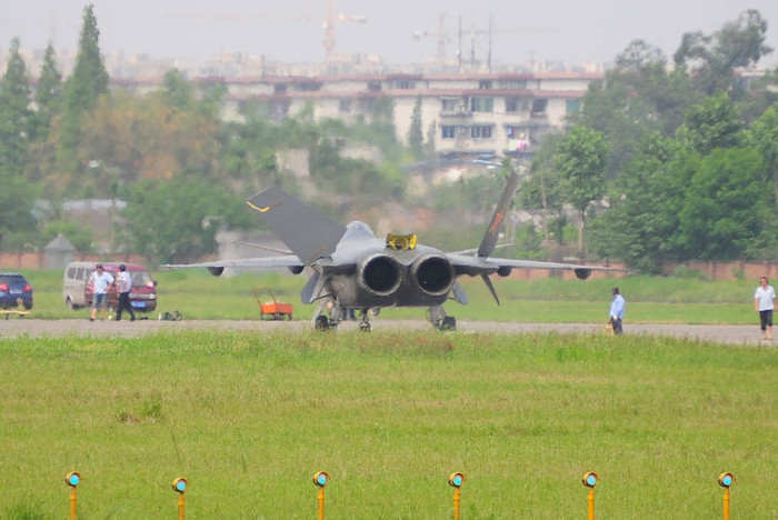 Quay trở lại đường băng