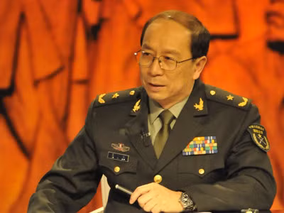 Kim Nhất Nam, thiếu tướng, cũng xuất hiện nhiều trên các phương tiện truyền thông nhà nước Trung Quốc xung quanh căng thẳng trên bãi Scarborough bằng cách "dọa" Philippines mấy câu