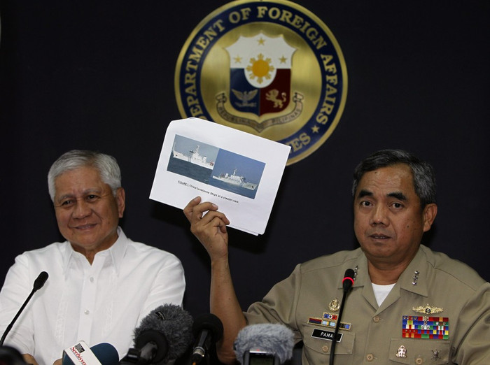 Phó đố đốc Alexander Parma và Ngoại trưởng Philippines cung cấp bằng chứng tàu Hải giám 75, 81 Trung Quốc xâm phạm bãi Scarborough hôm 10/4. Trong lúc căng thẳng leo thang giữa Philippines với Trung Quốc, người ta thấy được sự đồng thuận cao độ giữa người dân - quân đội và chính phủ Philippines Phó đố đốc Alexander Parma và Ngoại trưởng Philippines cung cấp bằng chứng tàu Hải giám 75, 81 Trung Quốc xâm phạm bãi Scarborough hôm 10/4. Trong lúc căng thẳng leo thang giữa Philippines với Trung Quốc, người ta thấy được sự đồng thuận cao độ giữa người dân - quân đội và chính phủ Philippines