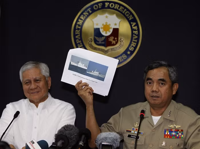 Phó đố đốc Alexander Parma và Ngoại trưởng Philippines cung cấp bằng chứng tàu Hải giám 75, 81 Trung Quốc xâm phạm bãi Scarborough hôm 10/4. Trong lúc căng thẳng leo thang giữa Philippines với Trung Quốc, người ta thấy được sự đồng thuận cao độ giữa người dân - quân đội và chính phủ Philippines