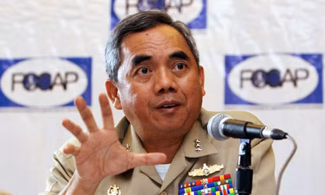 Tư lệnh Hải quân Philippines, Phó đô đốc Alexander Parma chia sẻ với những băn khoăn của báo giới và công luận về chiếc chiến hạm cũ "bé hạt tiêu" vừa nhập từ Mỹ khi so sánh nó với tàu Trung Quốc