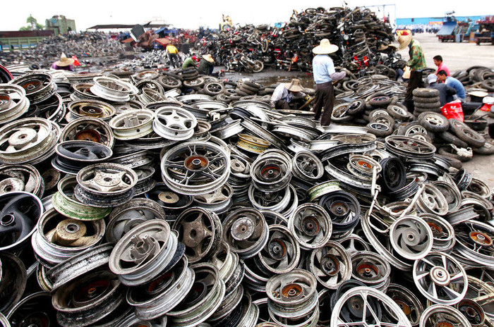 Một đống vành xe máy sau khi tháo dỡ cao ngất ngưởng