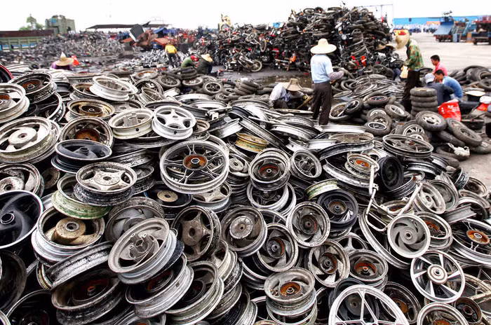 Một đống vành xe máy sau khi tháo dỡ cao ngất ngưởng Một đống vành xe máy sau khi tháo dỡ cao ngất ngưởng