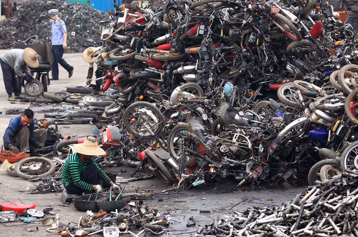 Những chiếc xe máy vi phạm được chất thành đống, tháo rời từng bộ phận Những chiếc xe máy vi phạm được chất thành đống, tháo rời từng bộ phận