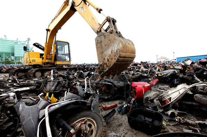 Số lượng xe máy lên tới cả vạn chiếc, sức người gom không xuể phải dùng máy xúc