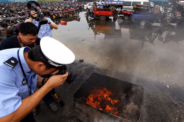 Báo chí và các ban ngành liên quan chứng kiến vụ thiêu hủy giấy tờ xe, biển số giả Báo chí và các ban ngành liên quan chứng kiến vụ thiêu hủy giấy tờ xe, biển số giả