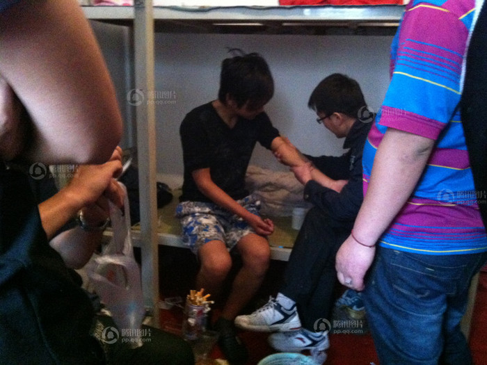 "Trùm bán thận" đưa 1 bác sĩ không rõ lai lịch, danh tính đến lấy máu xét nghiệm "Trùm bán thận" đưa 1 bác sĩ không rõ lai lịch, danh tính đến lấy máu xét nghiệm